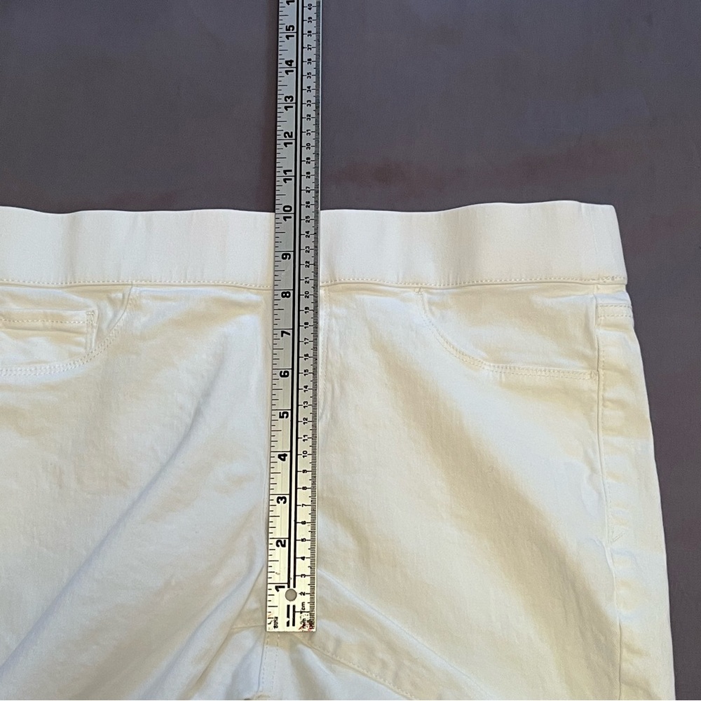 Bandolino Women’s White Pull-On Skimmer Pants - Picture 10 of 11